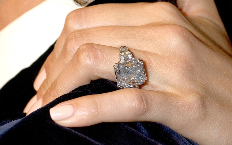 Nhẫn đính hôn của Ca sĩ Jennifer Lopez với viên kim cương 5 carat