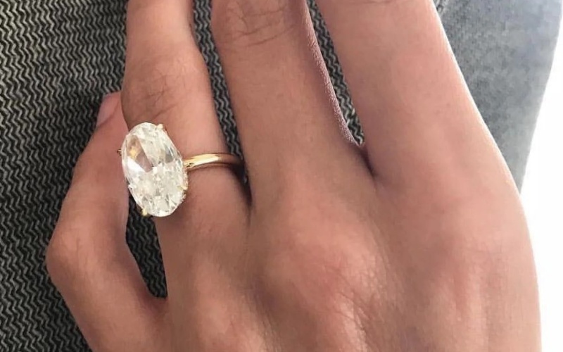 Nhẫn đính hôn đai mảnh đính kim cương oval của Người mẫu Hailey Bieber
