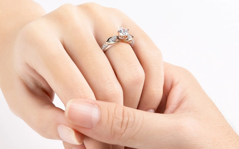 Nhẫn đính hôn thiết kế tinh xảo với viên đá chủ lấp lánh nổi bật
