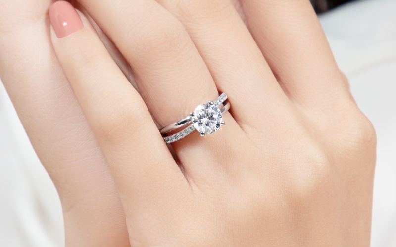 Nhẫn đính hôn vàng 14K màu vàng trắng bền bỉ, phù hợp đeo hàng ngày