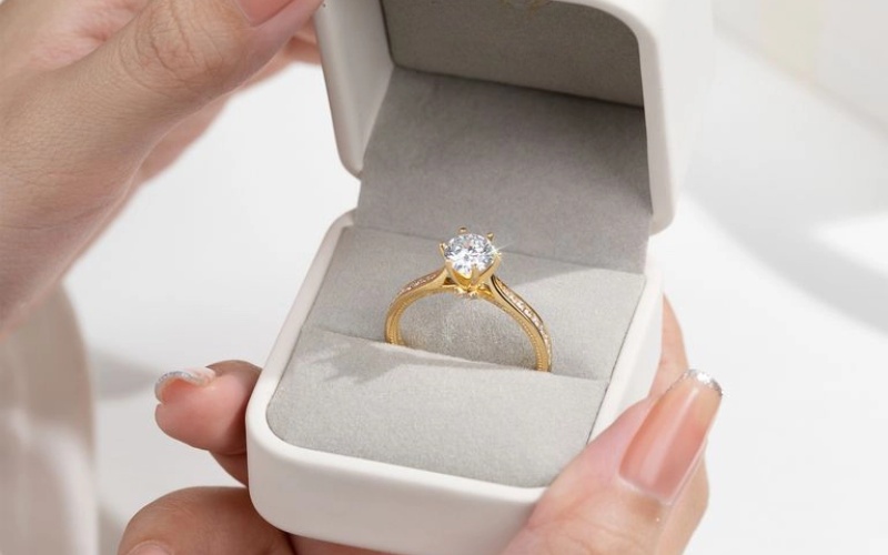 Nhẫn đính hôn vàng 18K thiết kế Solitaire nổi bật với viên chủ lớn