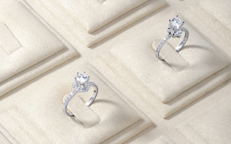 Nhẫn đính hôn thiết kế kiểu Pave làm nổi bật viên đá chủ