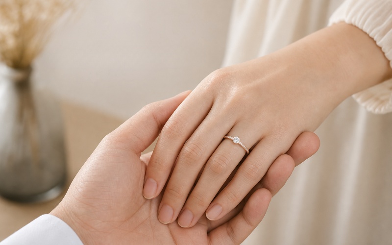 Nhẫn đính ước được đeo ở ngón áp út của bàn tay trái