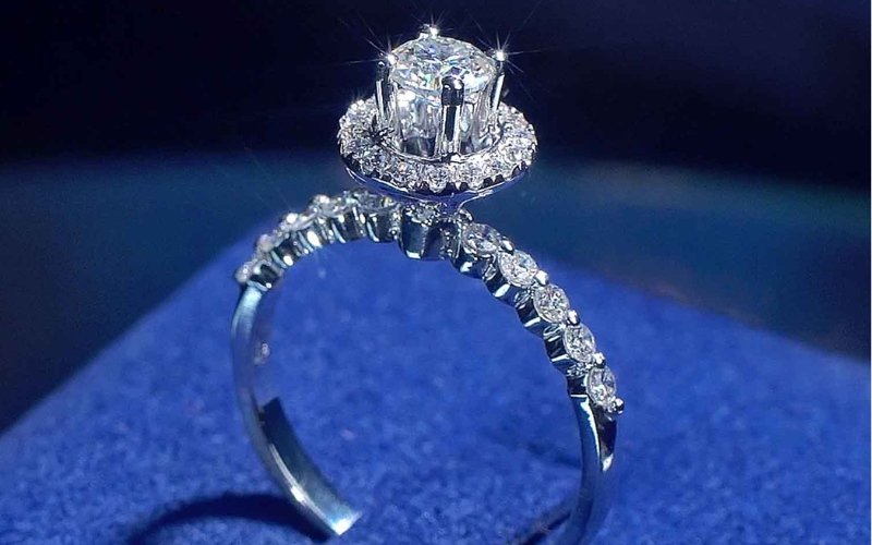Giá thành hoàn thiện của một chiếc nhẫn kim cương phụ thuộc vào nhiều yếu tố