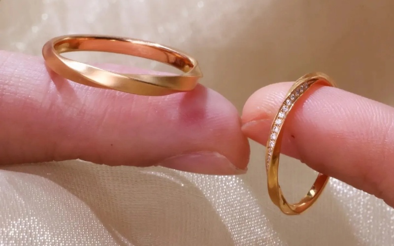 Vàng 18K nhẫn cưới thường được xem là lựa chọn cân bằng