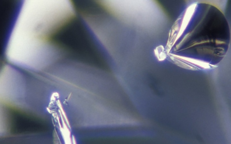 Crystal là tinh thể nằm trong khối kim cương