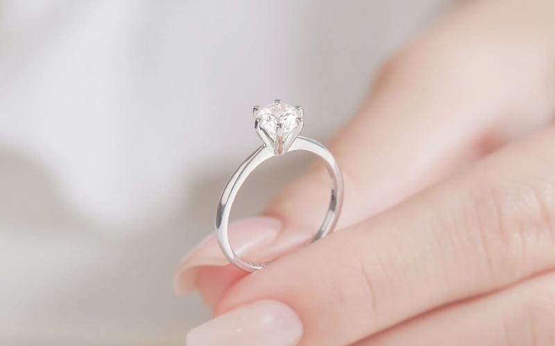 Nhẫn cầu hôn thiết kế tối giản đính viên chủ kim cương
