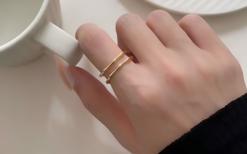 Đeo nhẫn ngón trỏ tượng trưng cho sự tự tin và hướng tới tương lai