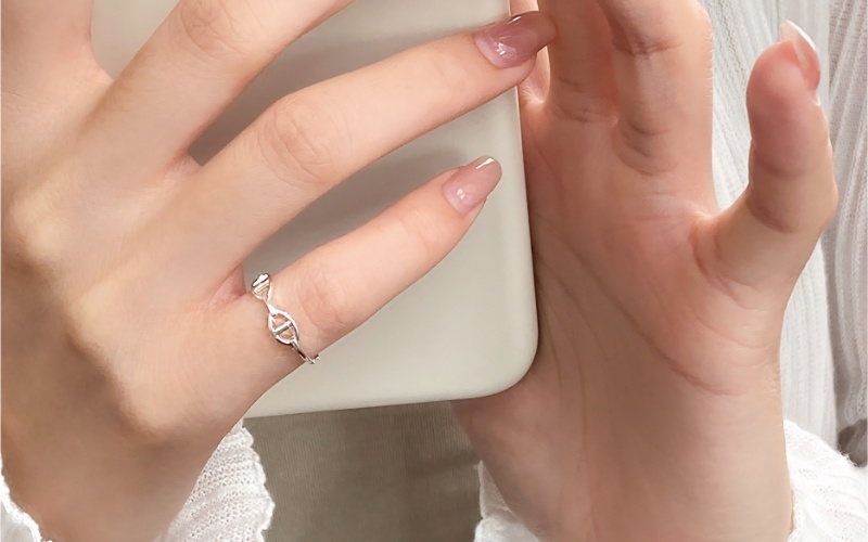 Đeo nhẫn ngón út tượng trưng cho sự tinh tế trong giao tiếp
