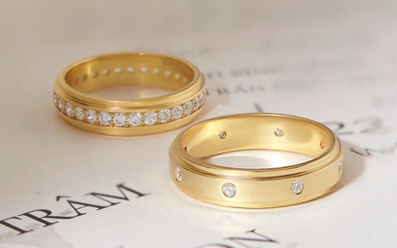 Nhẫn cưới kim cương bản trơn cùng chất liệu vàng 18K nổi bật