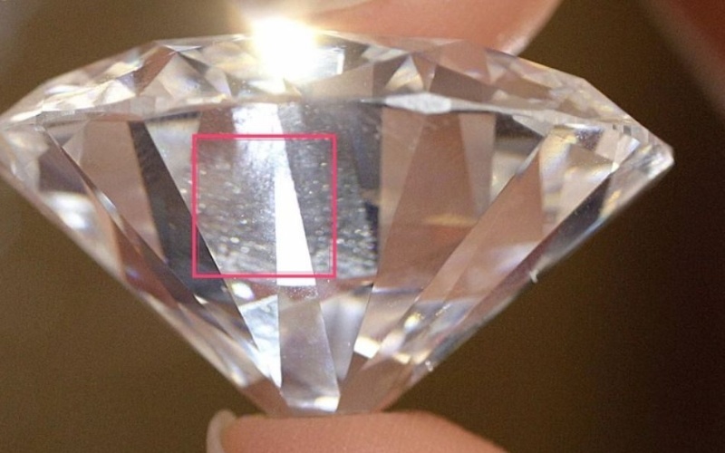 Blemish là khái niệm chỉ các tì vết nằm hoàn toàn trên bề mặt kim cương