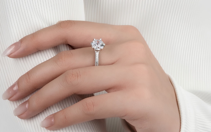 Nhẫn cầu hôn đính kim cương tự nhiên lấp lánh
