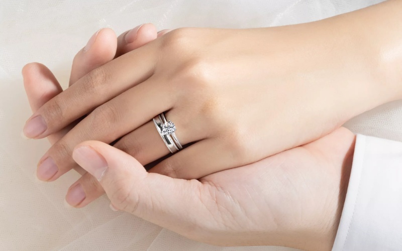 Phối nhẫn cưới đơn giản với nhẫn cầu hôn đính đá lấp lánh