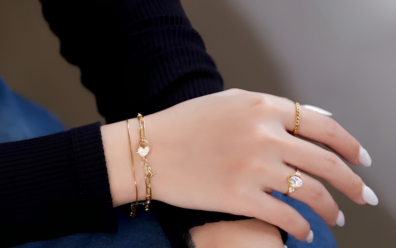 Phối nhẫn cưới đính đá với lắc tay bản mảnh