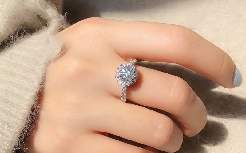Kiểm tra dáng tay trước khi chọn nhẫn kim cương