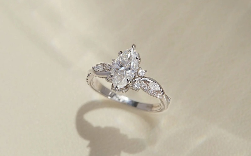 Nhẫn kim cương dáng Marquise giúp ngón tay trông thon dài hơn