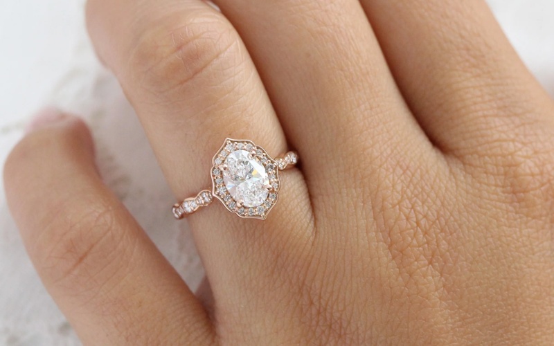 Tay đầy đặn đeo nhẫn oval nổi bật