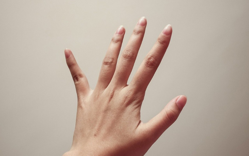 Đối với bàn tay gầy, mục tiêu hàng đầu là tạo cảm giác đầy đặn và cân đối thị giác