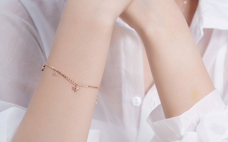 Đeo vàng tay trái với ý nghĩa may mắn và tài lộc