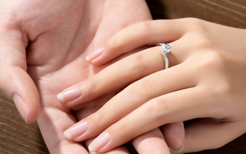 Nhẫn cầu hôn đính kim cương 5ly4 thiết kế nổi bật