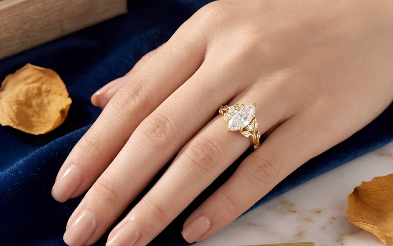 Nhẫn cầu hôn đính viên đá chủ giác cắt Marquise
