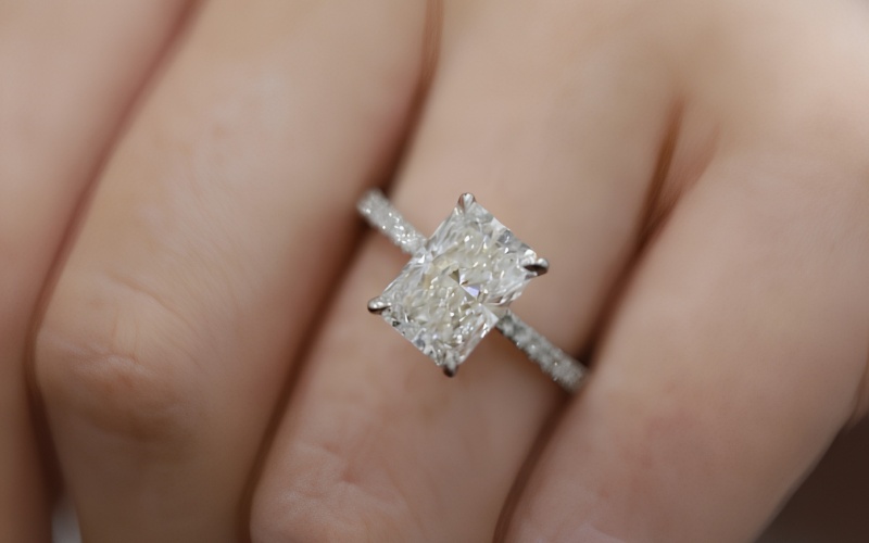 Kim cương Radiant có dáng chữ nhật hoặc gần vuông nhưng nổi bật hơn Emerald