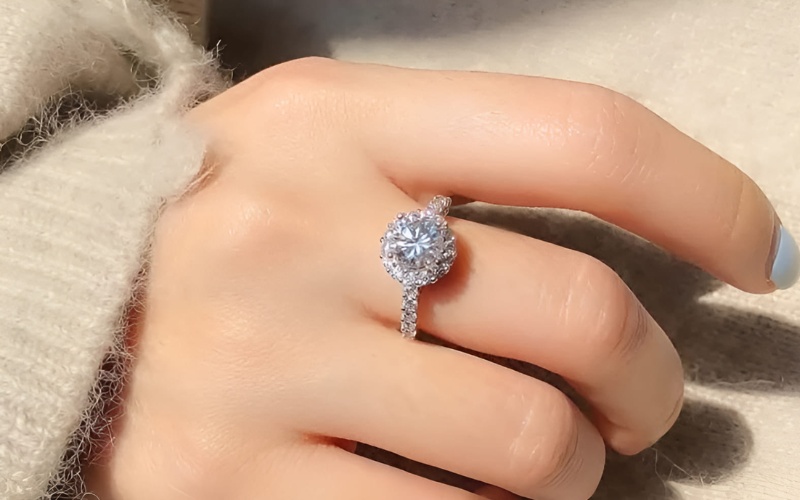 Một viên kim cương có chất lượng giác cắt hoàn hảo sẽ phản chiếu ánh sáng tối đa