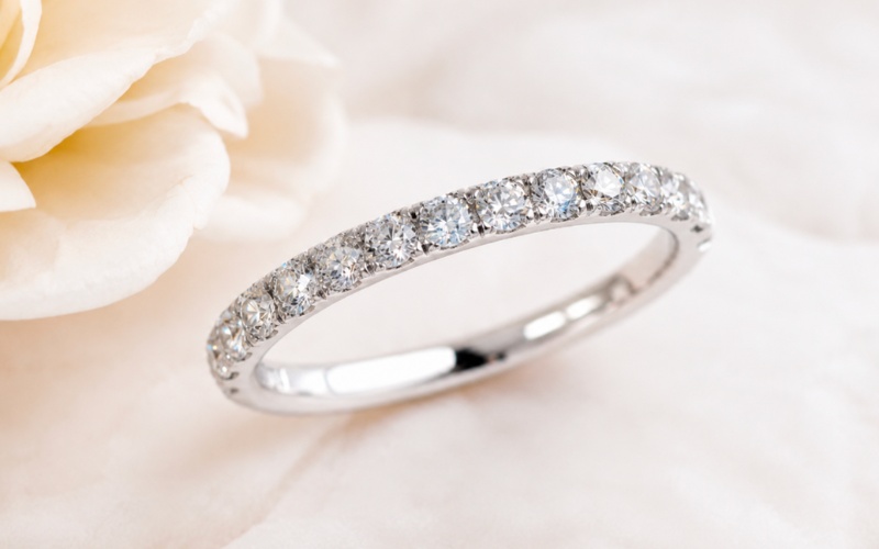 Nhẫn cưới kiểu pave đính kim cương 2 ly trên thân nhẫn