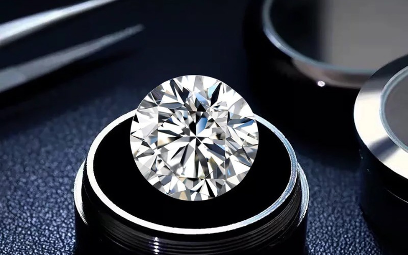 Người mua lần đầu thường tập trung vào viên đá mà quên mất phần hậu mãi