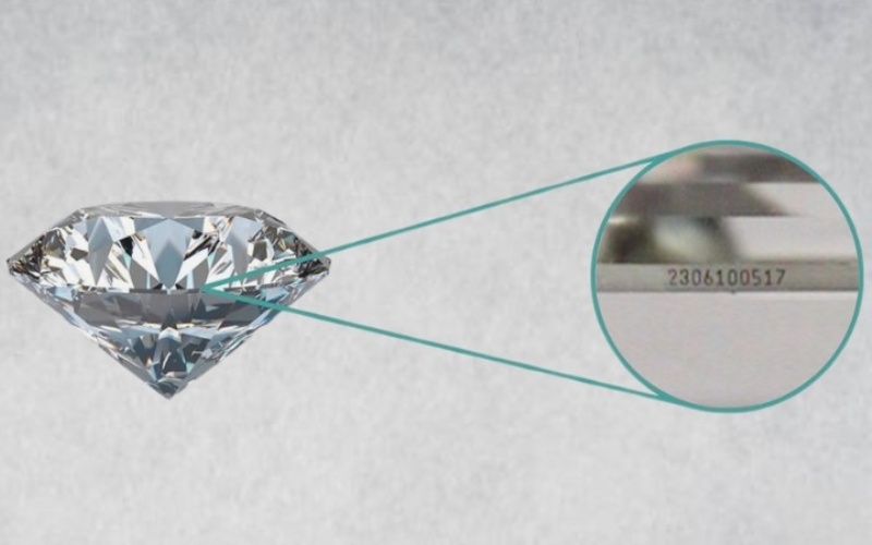 Kiểm tra mã khắc laser trên viên kim cương
