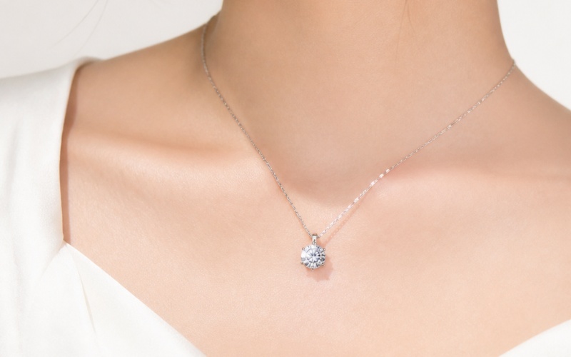Dây chuyền đính viên kim cương lấp lánh