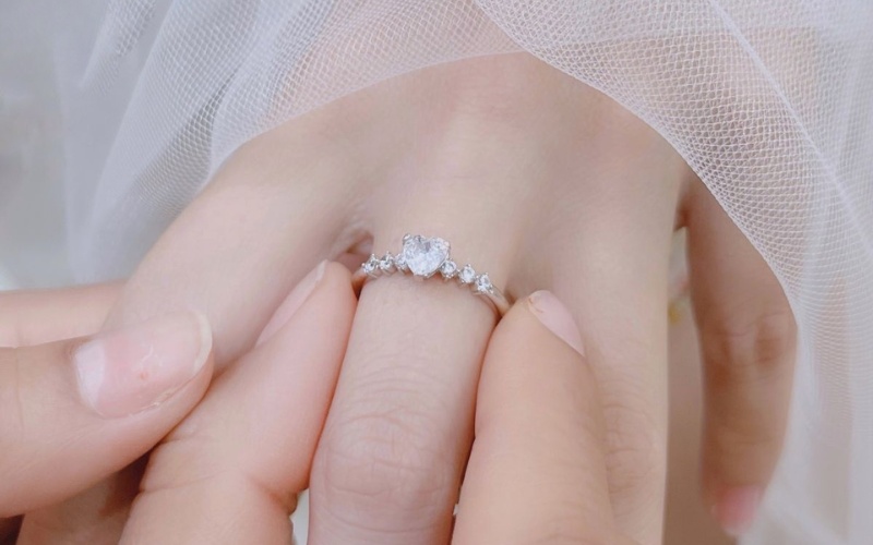 Chọn nhẫn cầu hôn có chất liệu và loại đá phù hợp
