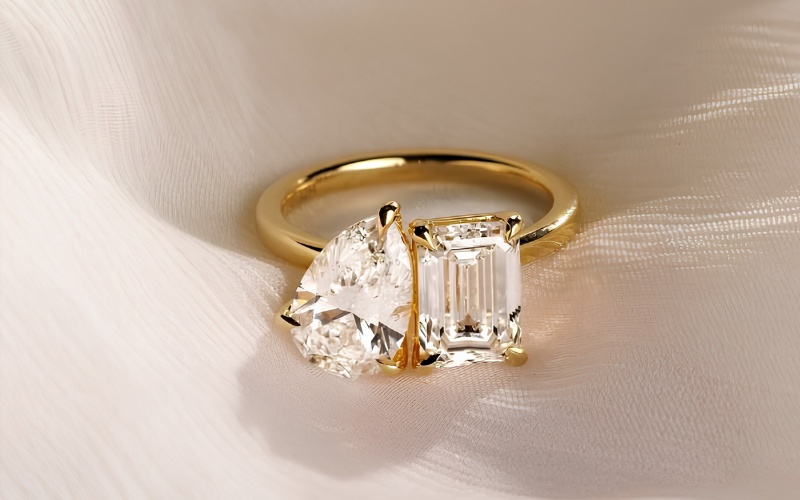 Nhẫn cầu hôn đính hai viên kim cương giác cắt Pear và Emerald
