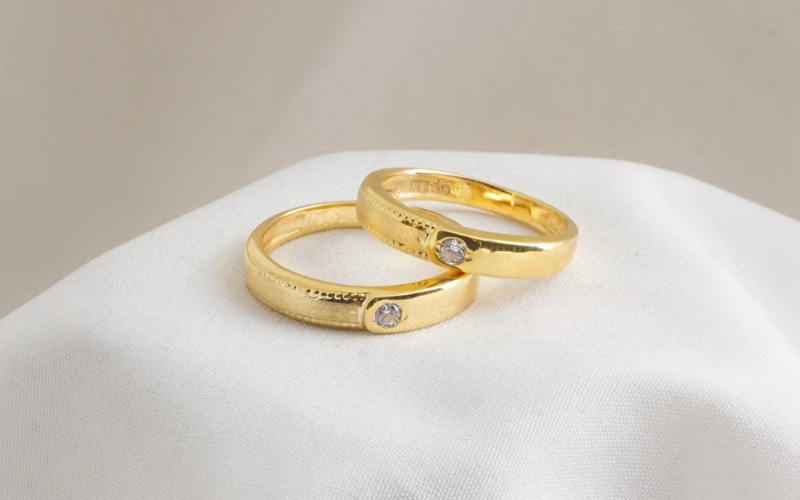 Nhẫn cưới tròn đính 1 viên đá dáng trơn thanh lịch