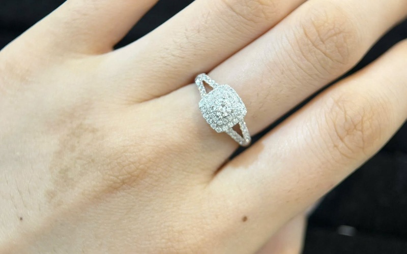 Nhẫn đính hôn Double Halo nổi bật trên tay người đeo