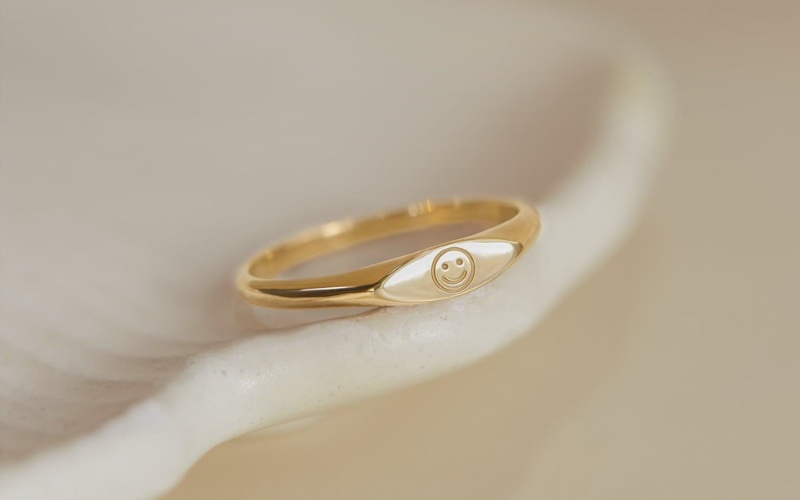 Nhẫn đeo ngón út chất liệu vàng 18K khắc hoạ tiết đơn giản
