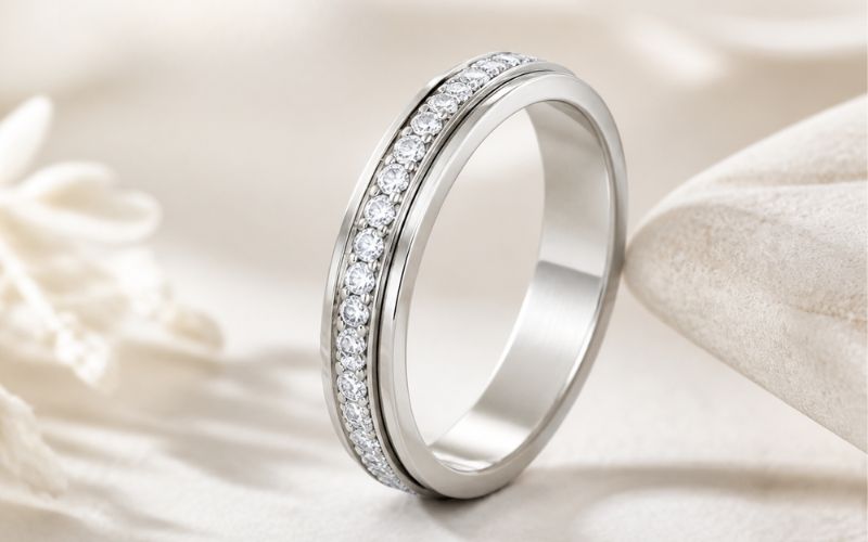 Nhẫn xoay tối giản đính kim cương tấm