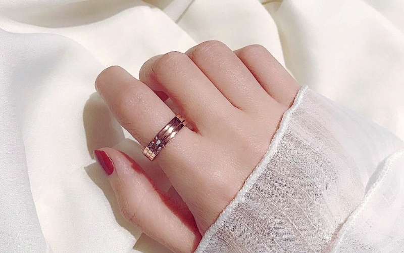 Đeo nhẫn ở ngón trỏ giúp phái đẹp toát lên phong thái tự tin, cởi mở và chủ động trong cuộc sống