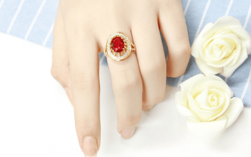 Vị trí ngón giữa đại diện cho sự cân bằng, độc lập và nét đẹp chín chắn của người phụ nữ hiện đại