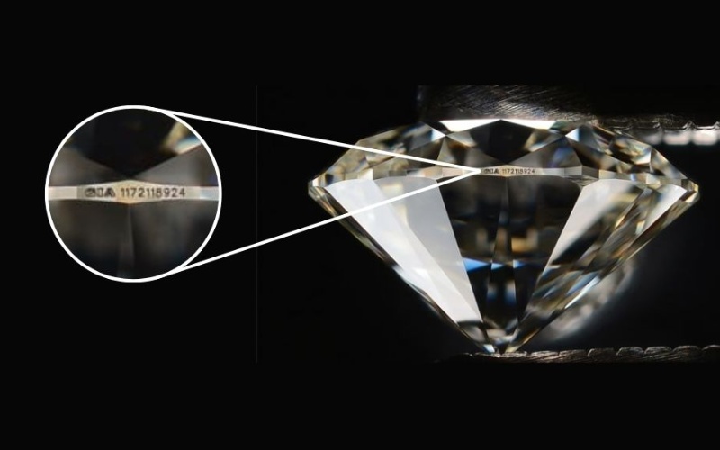 Đối chiếu mã khắc laser trên viền cạnh kim cương với giấy chứng nhận