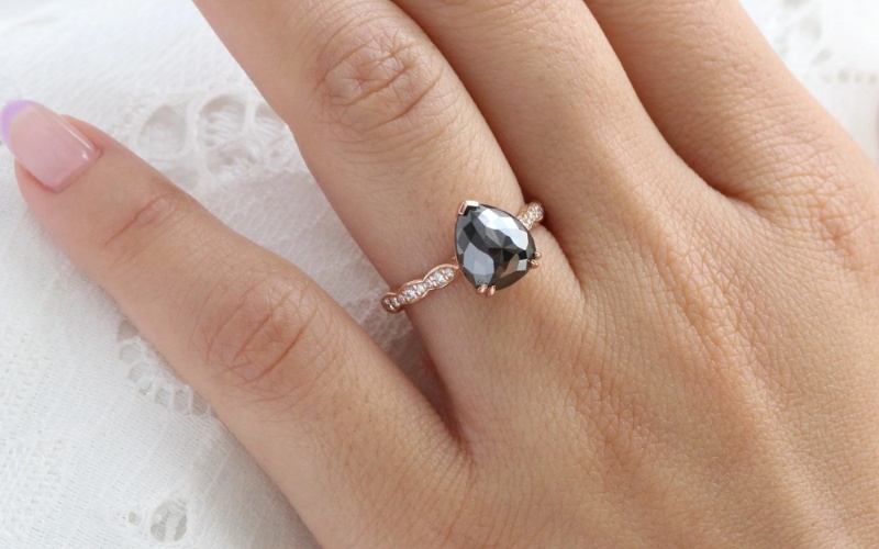 Nhẫn kim cương đen giác cắt Rose cut