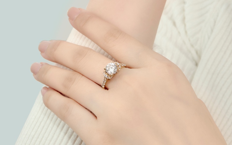 Nhẫn cầu hôn đính đá CZ giúp tối ưu chi phí cho cặp đôi
