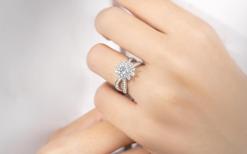 Nhẫn đính hôn đính kim cương nước D lấp lánh sang trọng