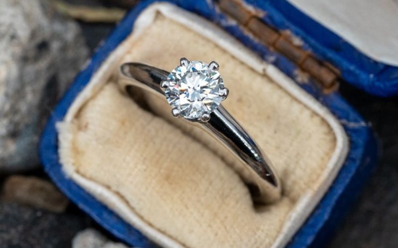 Tiffany & Co. sở hữu độ nhận diện toàn cầu mạnh mẽ trong phân khúc kim hoàn cao cấp