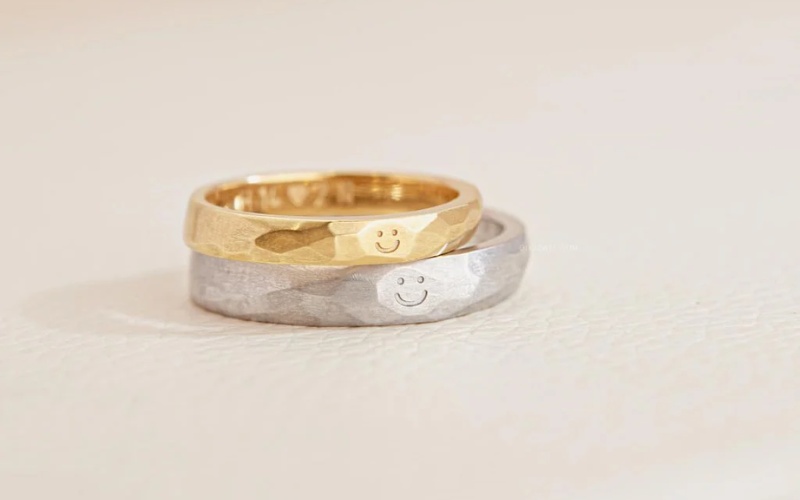 Cặp nhẫn cưới vàng tây 18K khắc hoạ tiết trên thân nhẫn