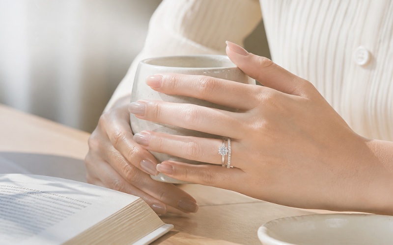 Nhẫn cưới và nhẫn đính hôn khi đeo trên tay