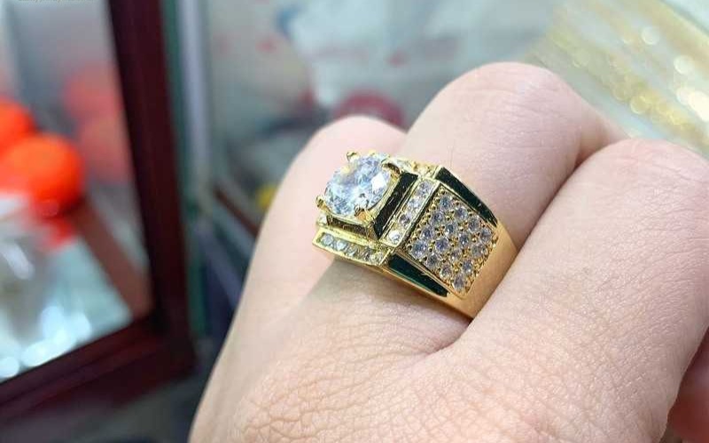 Vỏ nhẫn nam thiết kế đính viền đá tấm quanh viên chủ và đai nhẫn