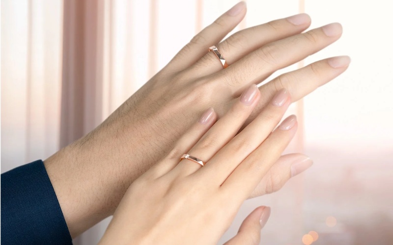 Ngón áp út nhẫn cưới nam là liên hệ mạnh nhất với tình yêu và hôn nhân