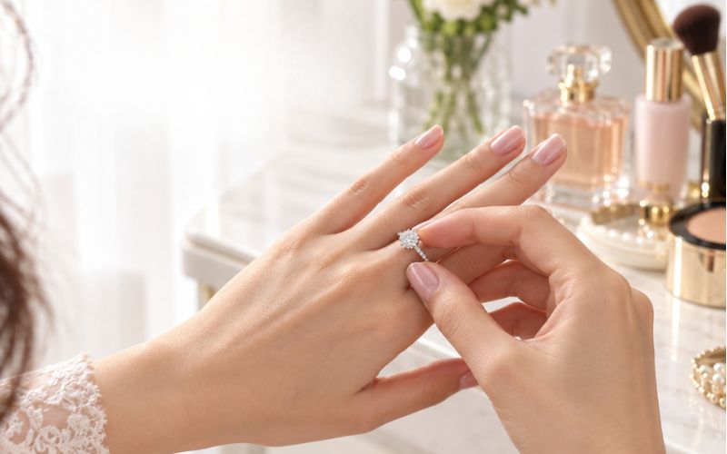 KHi skincare, bôi kem, xịt nước hoa, kem chống nắng thì bạn cần tháo nhẫn ra