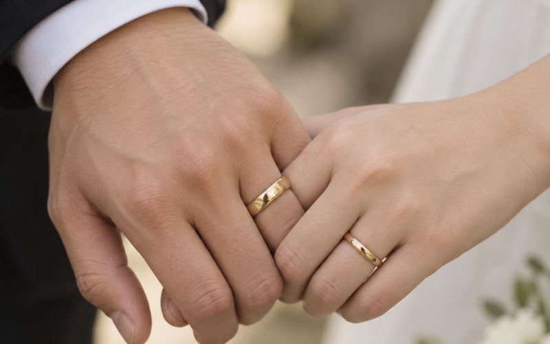 Cặp nhẫn cưới đẹp đơn giản tạo sức hút bằng tỷ lệ, màu kim loại và cách hoàn thiện bề mặt